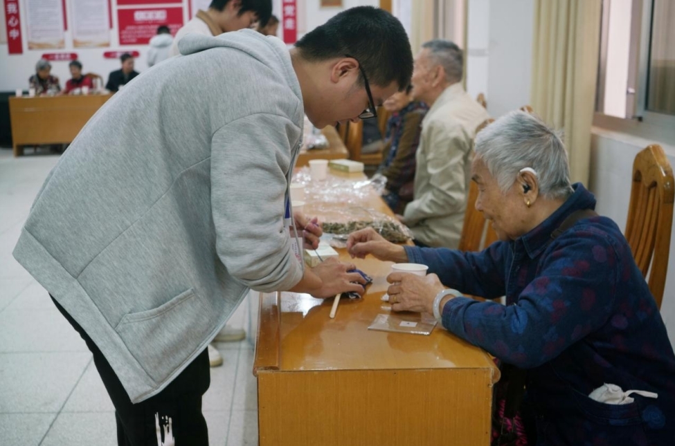直播性爱-成人性爱直播-欧美性爱直播
：情系重阳 暖心关怀